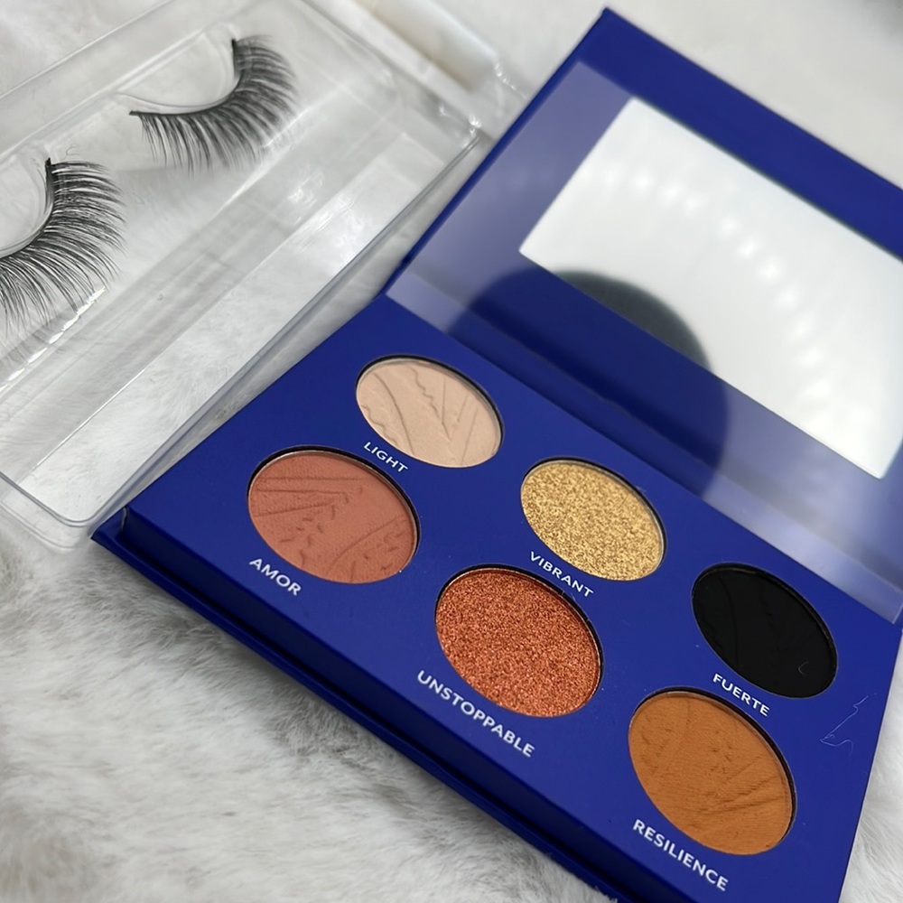 Tresluce I Am Siempre Divina Set - Eyeshadow Palette and Lashes